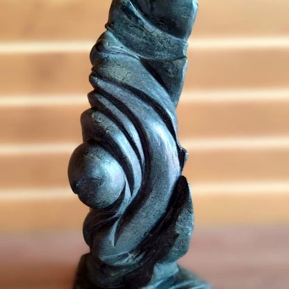 "Totemul umanității" - Statuie sculptată în rocă verde