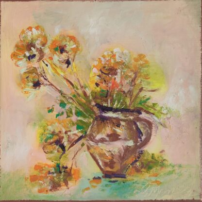 Flori galbene și portocalii într-un ulcior de lut pe fundal roz pal, pictură în ulei pe pânză, 20 x 20 cm
