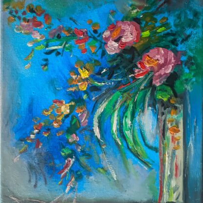 Pictură în ulei: buchet de flori roz și portocalii într-un vas înalt, pe fundal albastru