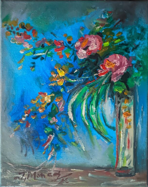 Pictură în ulei: buchet de flori roz și portocalii într-un vas înalt, pe fundal albastru